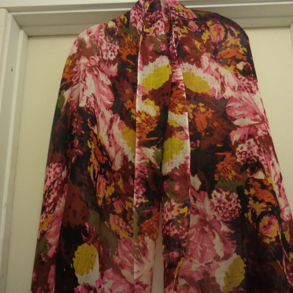 OLD WORLDE STYLED BIG PINK DIFFUSED FLORALS PRINT SCARF W FRINGE